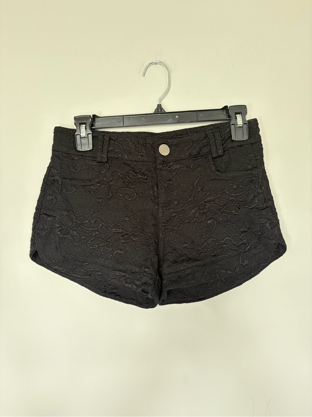 Genevieve Gozum Mid Rise Black Floral Lace Overlay Shorts Size 30 Y2K feminine